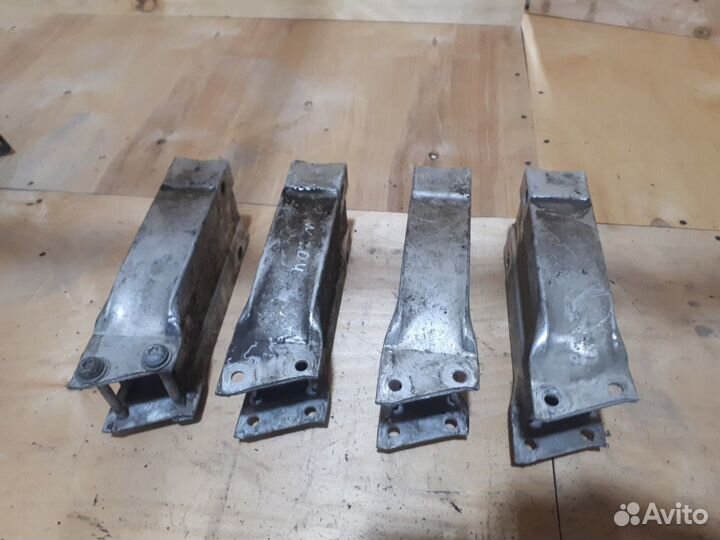 Кронштейн усилителя бампера мерседес 204