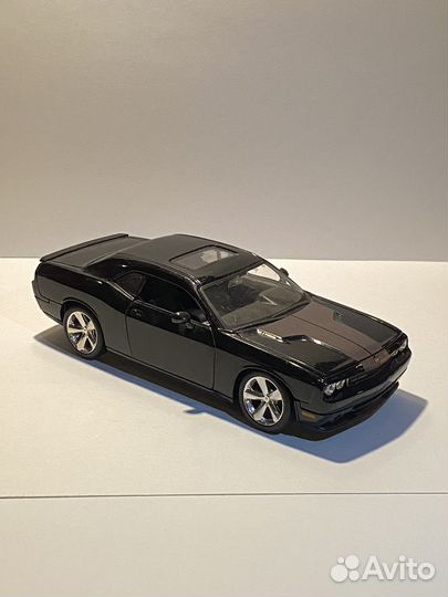 Машинка коллекционная Dodge Challenger STR8 1:24