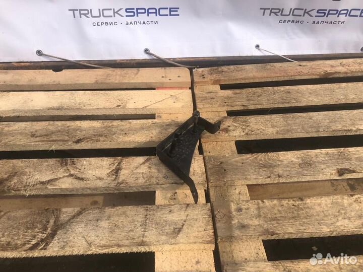 2071424 Кронштейн верхнего спойлера правый Scania