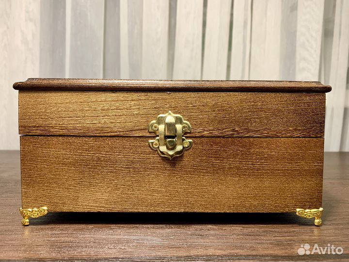 Шкатулка с чучелом летучей мыши за стеклом