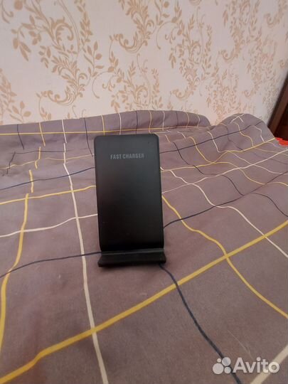 Беспроводная зарядка на айфон -подставка