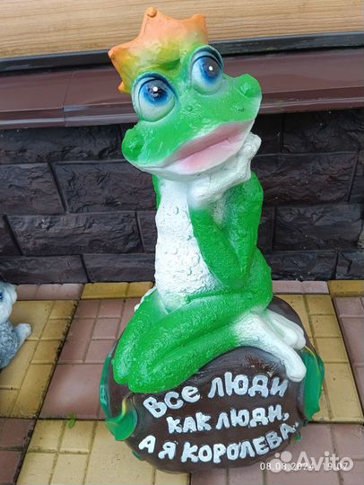 Садовые фигуры лягушек из полистоуна