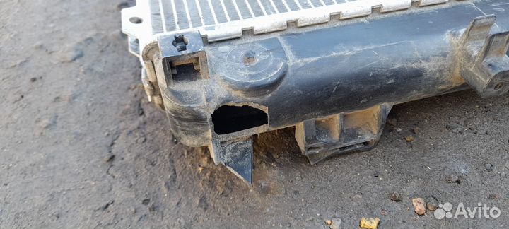 Радиатор основной Sorento 2 Поврежден пластик