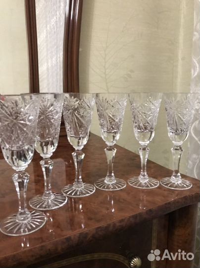 Хрустальные рюмки на ножке