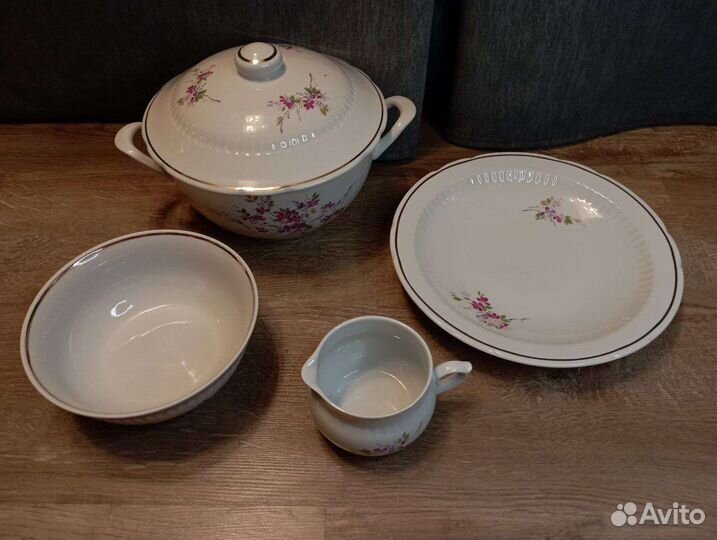 Абсолютно новый обеденный сервиз