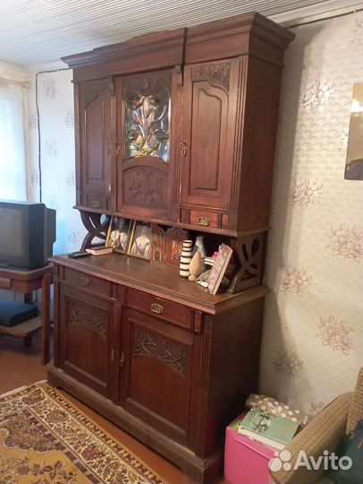 Старинный антикварный шкаф буфет