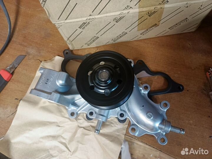 Водяная помпа на Toyota land cruiser 200