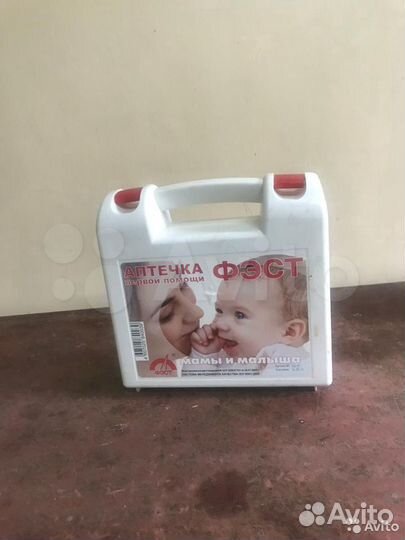 Аптечка, вата, бутылки медицинские