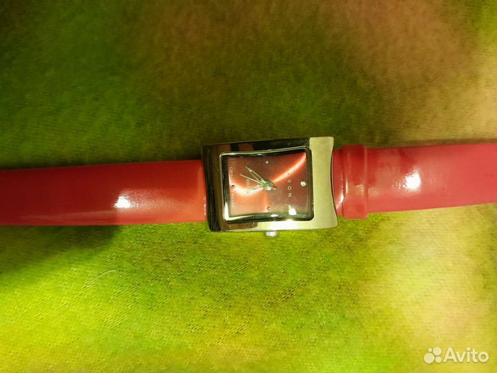 Ожерелья, серьги и часы