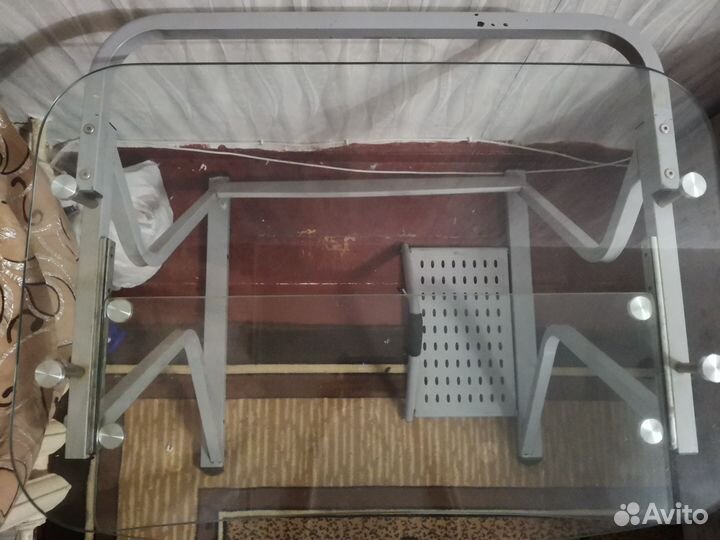 Стеклянный компьютерный стол