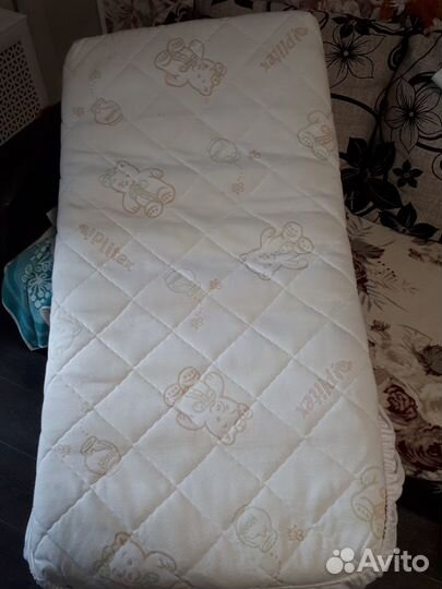 Детская кроватка с маятником и ящиком