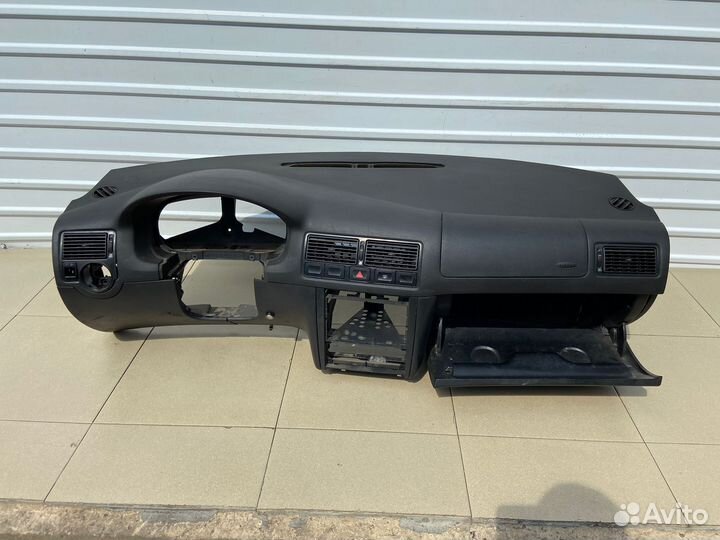 Торпедо Volkswagen Golf 4