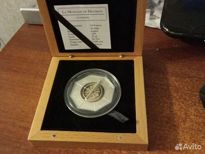 Монета 10 франков Конго для принятия решений