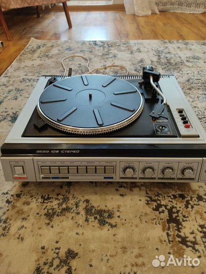 Проигрыватель виниловых дисков