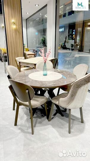 Круглый стол и стулья