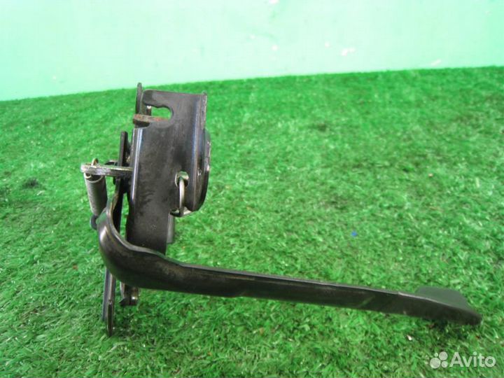 Замок капота Toyota Yaris P13 2015