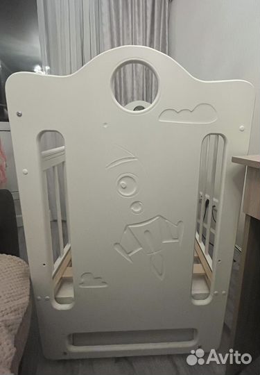 Детская кроватка с маятником и ящиком