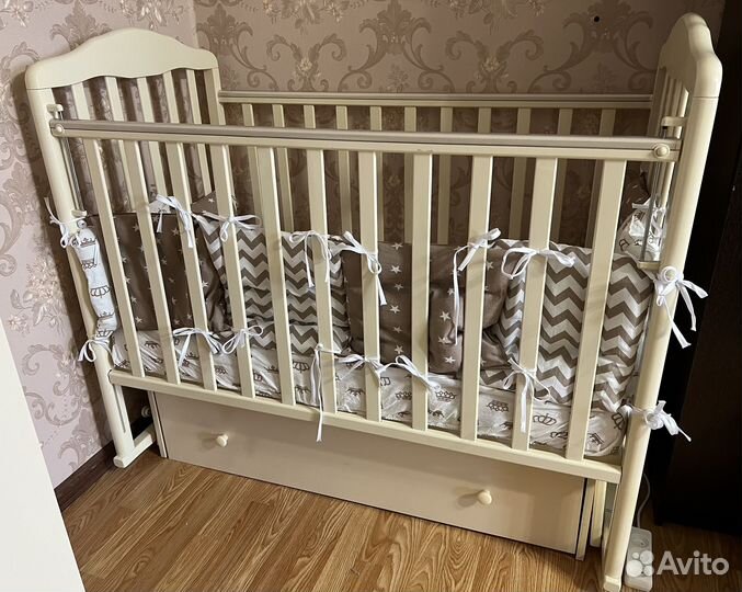 Детская кроватка с универсальным маятником