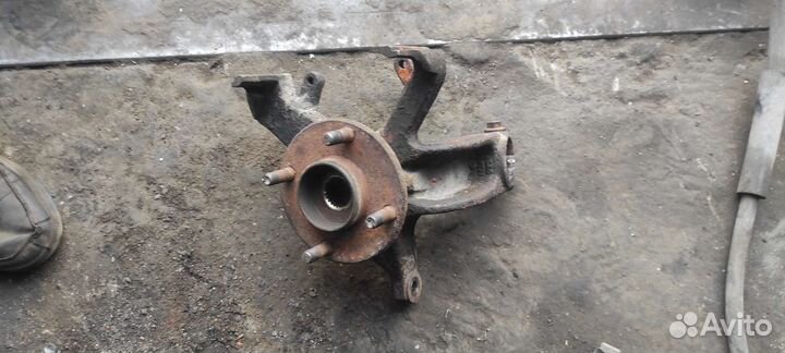 Форд фокус 1. Кулак поворотный левый