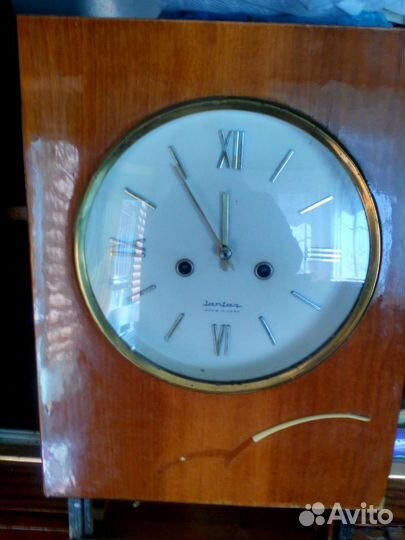 Старинные настенные часы с боем,Янтарь