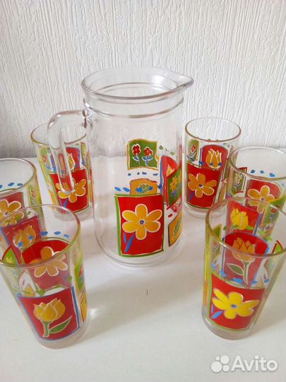 Кувшин и цветные стаканы