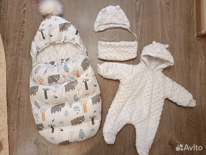 Конверт и костюмчик на малыша на выписку