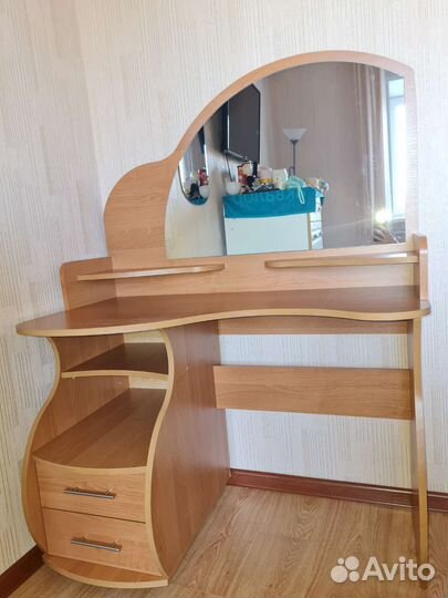 Трюмо с зеркалом