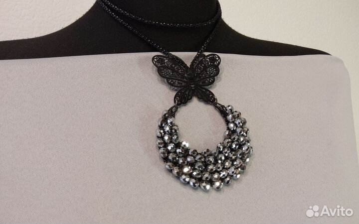 Крупный кулон на длинной цепочке.Бижутерия