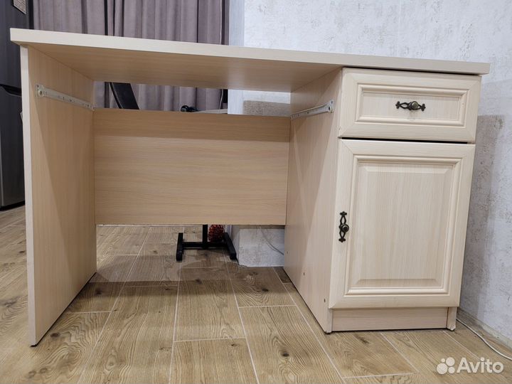 Письменный стол