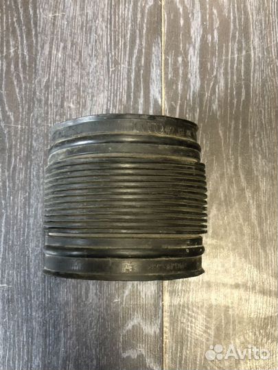 Шланг забора воздуха Audi RS6 C5 077133264