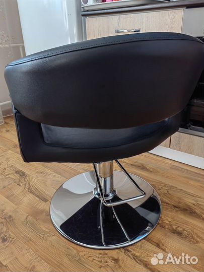 Парикмахерское кресло новое
