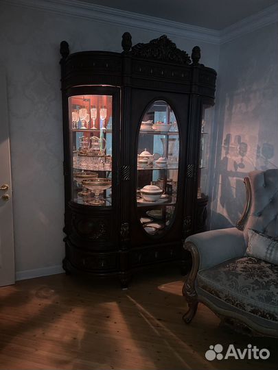 Горка, витрина для посуды