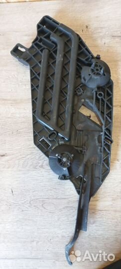 Кронштейн крепления правой фары Octavia A5