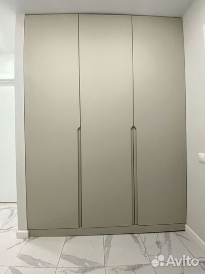 Шкаф до потолка