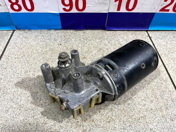 Моторчик стеклоочистителя передний VW Golf II