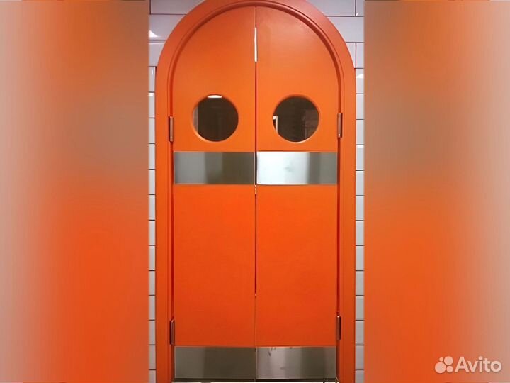 Дверь маятниковая для ресторана