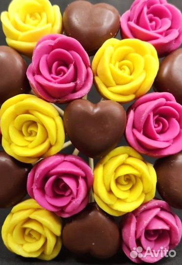 Шоколадные Розы и Сердца - 19 шт в Букете