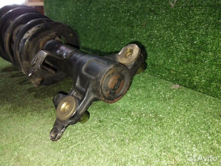 Стойка подвески передняя правая Nissan Primera