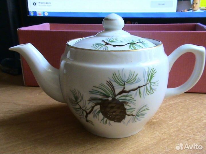 Чайник фарфоровый 70 - е годы
