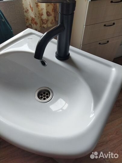 Тумба с мойкой, смесителем и шкаф с зеркалом