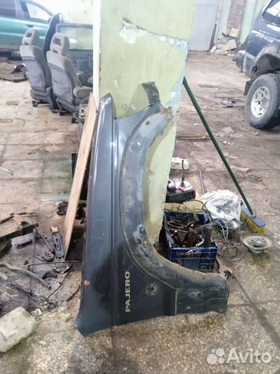 Крыло переднее левое правое Mitsubishi pajero 2