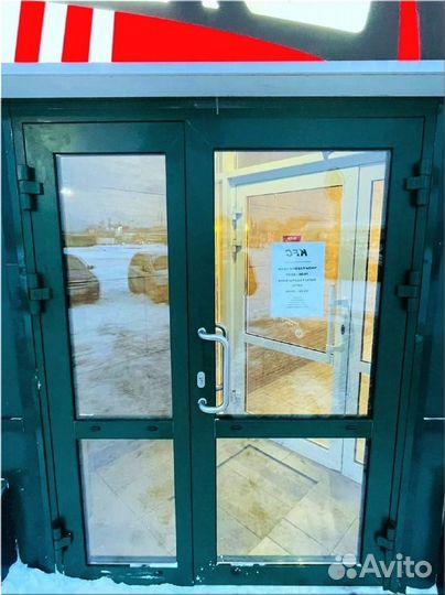 Установить пластиковую дверь