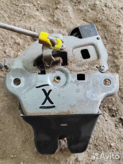Замок крышки багажника mitsubishi Lanser 10