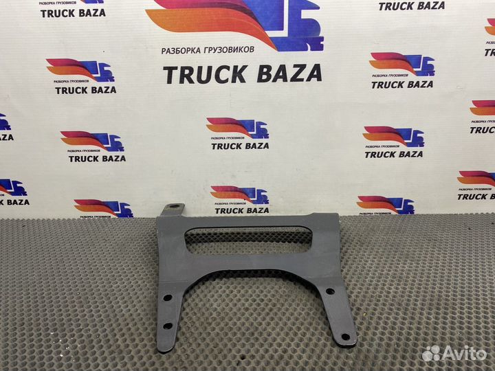 2585732 Кронштейн брызговика правый