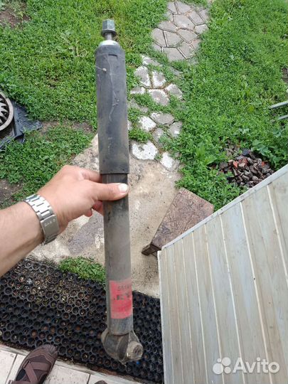 Амортизатор задний KYB