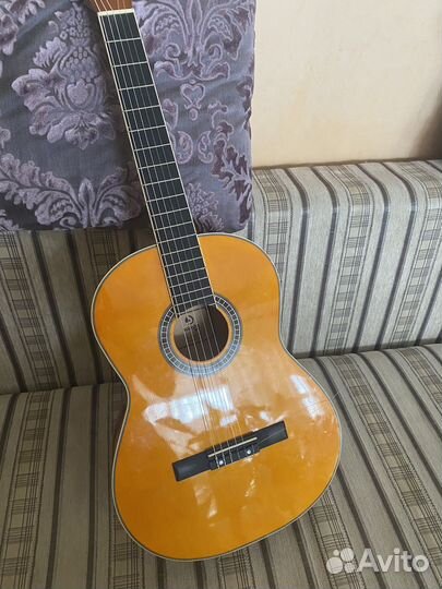 Классическая акустическая гитара