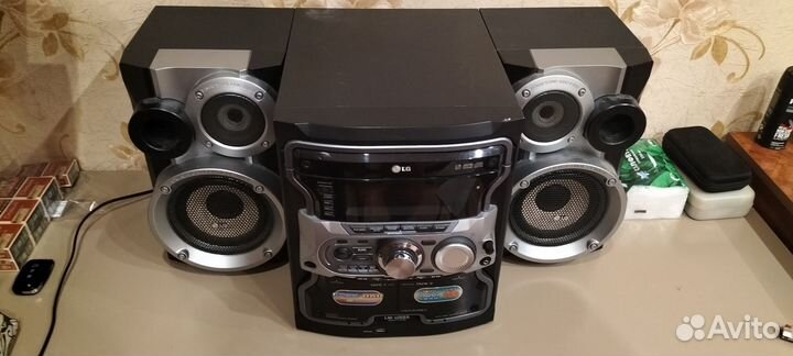 Музыкальный центр LG LM-U555x