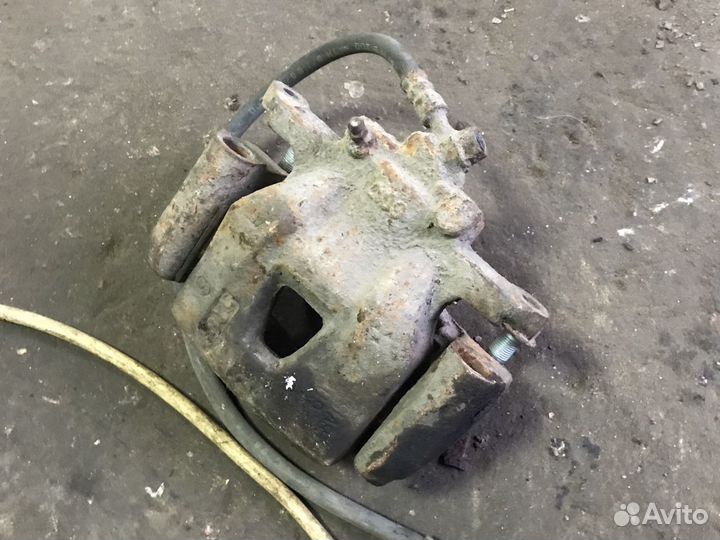 Передний правый суппорт Лексус рх 1