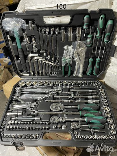 Набор инструментов для авто в чемодане