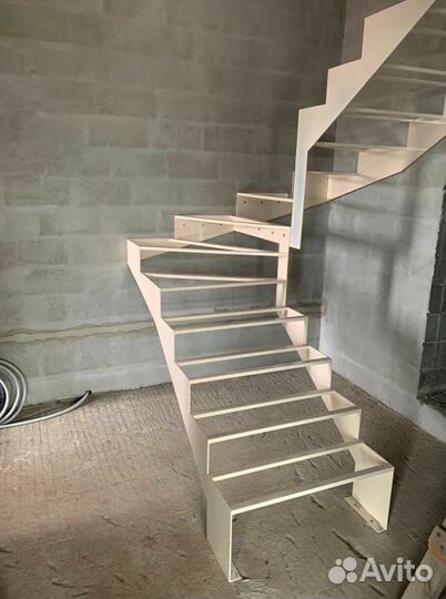 Лестница на металлокаркасе закрытого типа